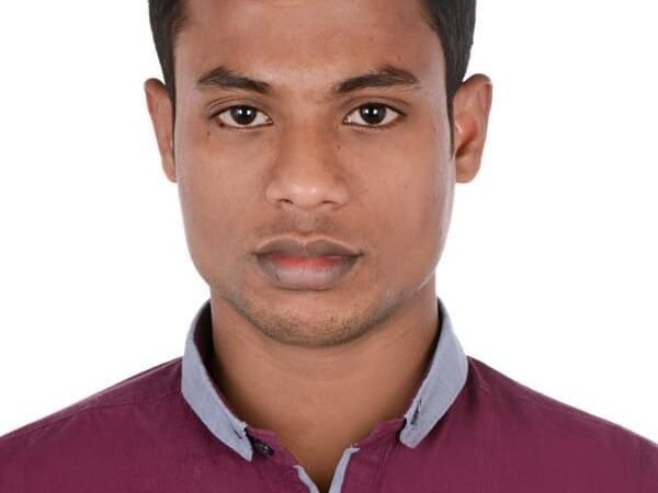 ফেনির মো. মোসিউল হক নামে একজন প্রতারকের বিরুদ্ধে অভিযোগ উঠেছে